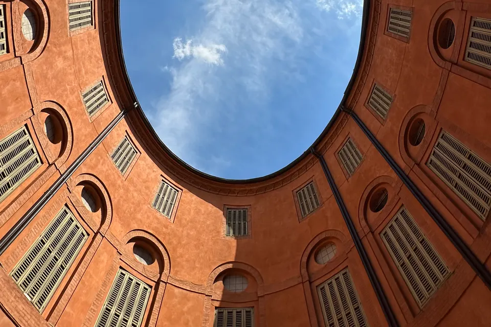 Circular courtyard jigsaw puzzle